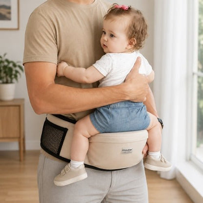 Porte bebe tabouret beige avec assise de hanche, enfant face au porteur en intérieur