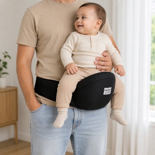 Ceinture porte bebe noire avec tabouret de hanche, enfant face vers l’avant en intérieur