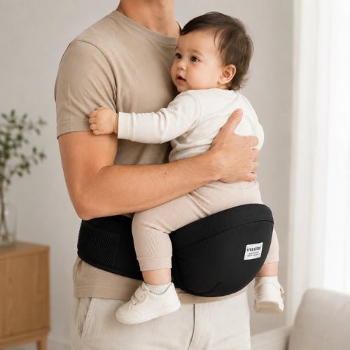 Porte bebe hip seat noir avec assise de hanche, enfant face au porteur en intérieur