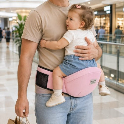 Porte bebe tabouret rose clair avec assise de hanche, enfant face au porteur dans un centre commercial