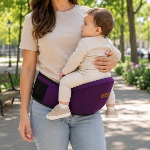 Ceinture porte bebe violette avec tabouret de hanche, enfant face au porteur dans un parc