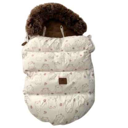 Chanceliere bebe chaude avec capuche en fausse fourrure et motif ourson beige sur fond blanc