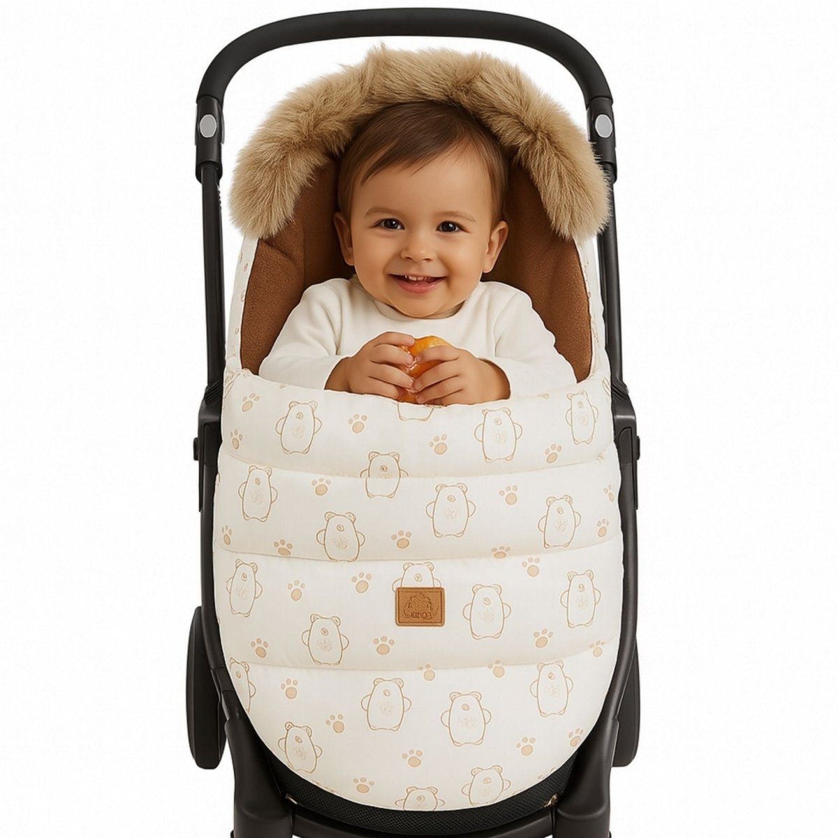 Bébé souriant confortablement installé dans une chancelière bebe à motifs ourson, dans une poussette