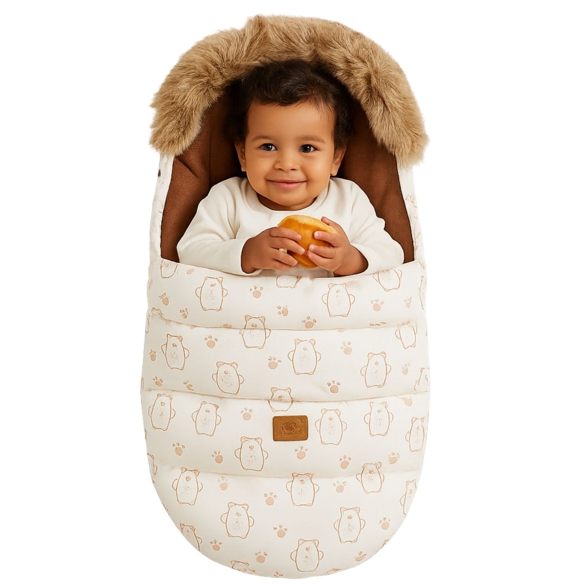 Bebe assis dans une chanceliere bebe beige a motif ourson, bien au chaud avec capuche en fausse fourrure