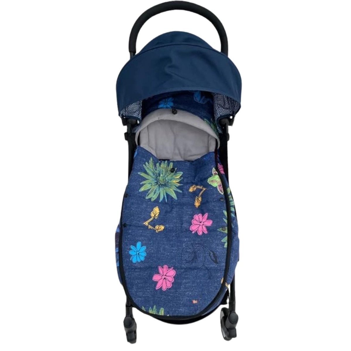 Vue frontale de la chanceliere bebe fleuri sur poussette citadine
