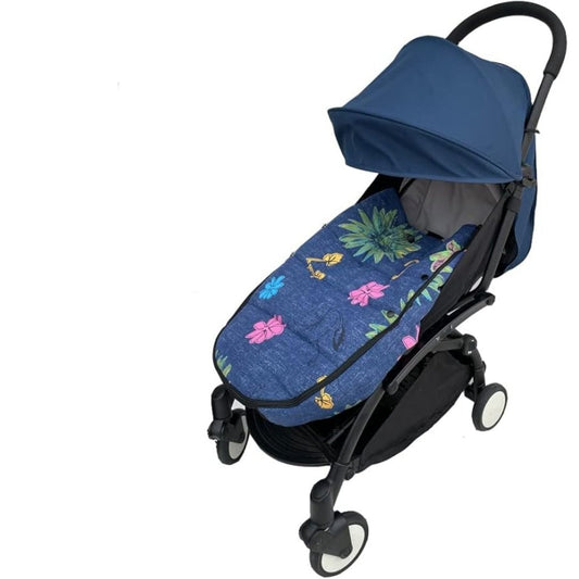 Chanceliere bebe motif fleuri installée sur poussette bleue