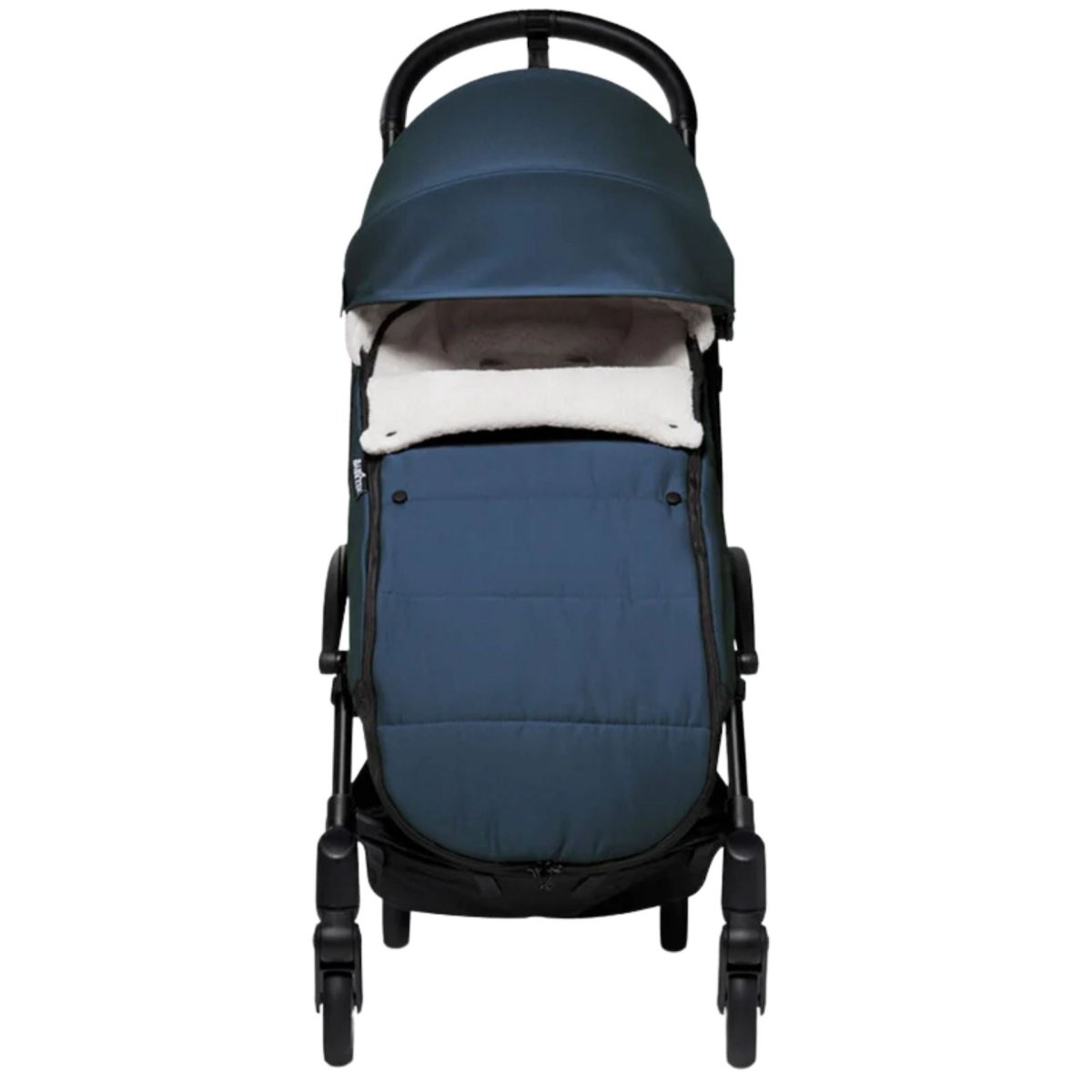 chanceliere bebe bleu foncé bien centrée sur poussette noire, look sobre et pratique