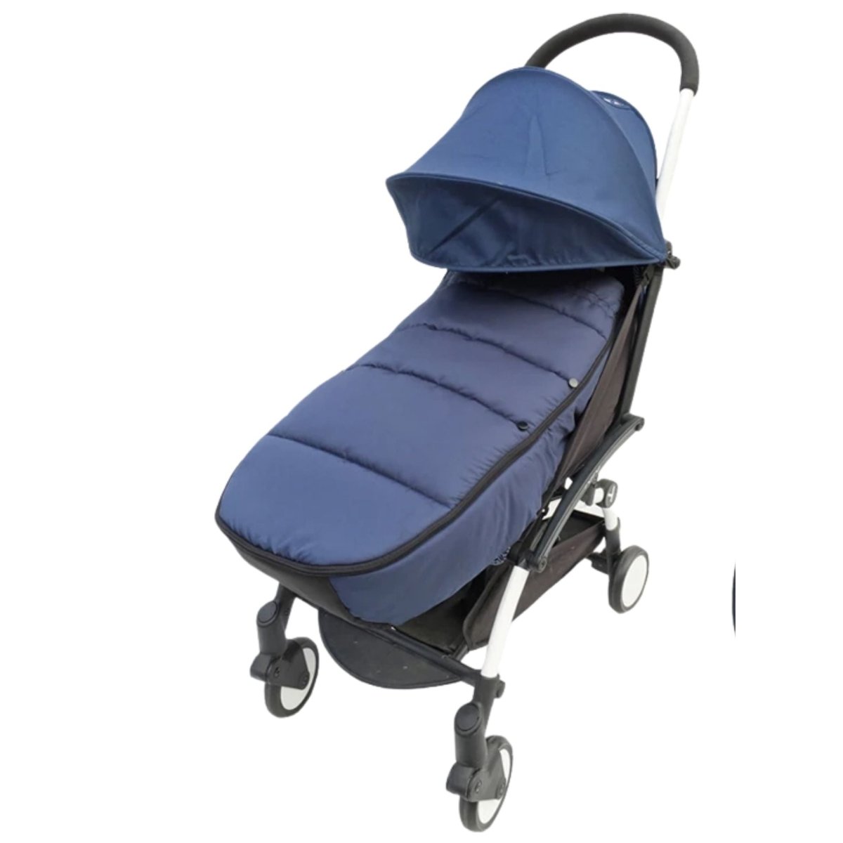 chanceliere bebe bleu foncé bien enveloppée sur poussette blanche, prêt pour promenade légère