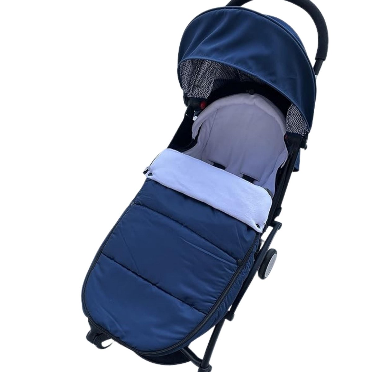 chanceliere bebe bleu foncé mi-saison avec pare-soleil relevé sur poussette noire