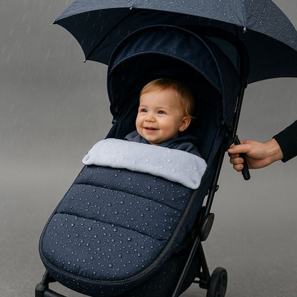 chanceliere bebe bleu foncé sous la pluie avec bébé souriant, idéale en mi-saison