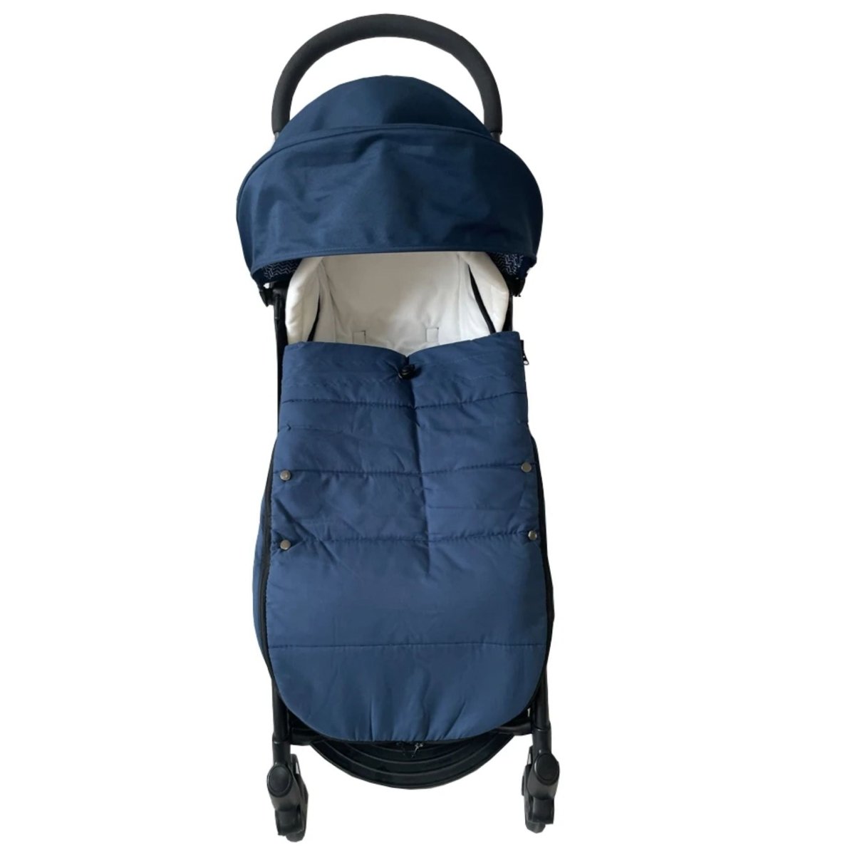 chanceliere bebe bleu foncé installée dans une poussette compacte, idéale pour les sorties de mi-saison

