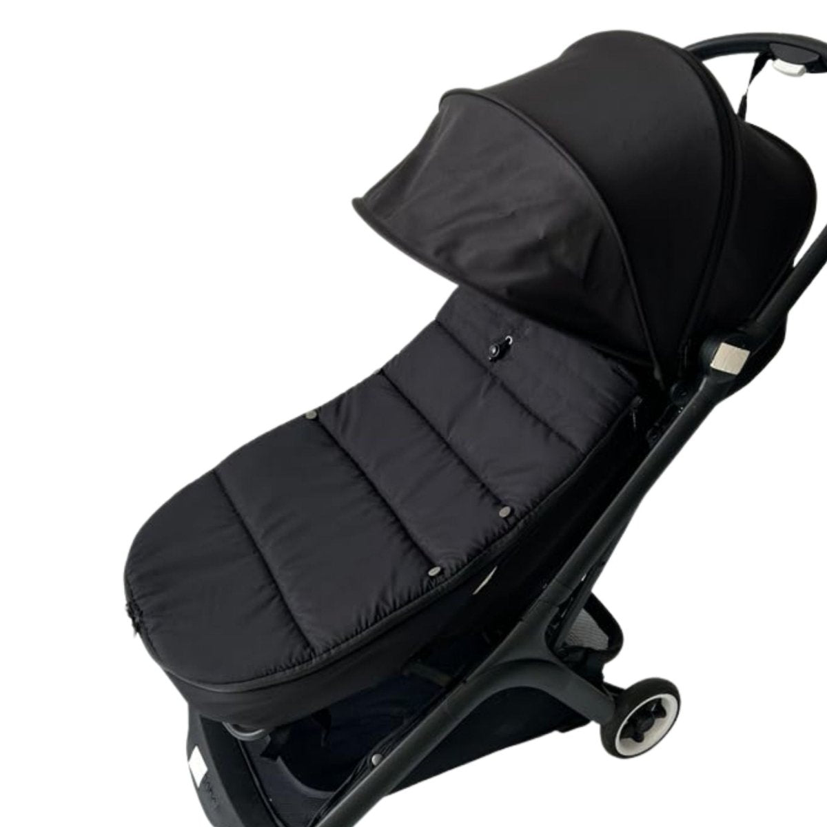 chanceliere bebe noire en vue latérale sur poussette, version légère pour balade urbaine
