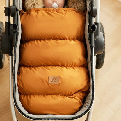 chanceliere bebe marron matelassée vue de dessus, bébé endormi avec tétine, capuche remontée