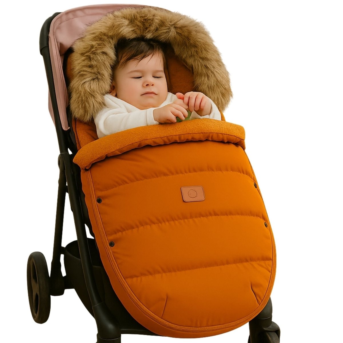chanceliere bebe orange avec capuche fausse fourrure, bébé assis en poussette, vue frontale