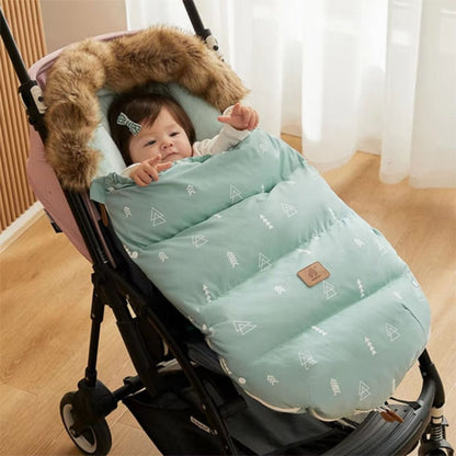 chanceliere bebe triangle vert noir marron, bébé bras levés dans une poussette rose, ambiance naturelle
