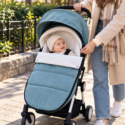 Chanceliere impermeable poussette Aqua avec bébé installé pendant une balade au parc