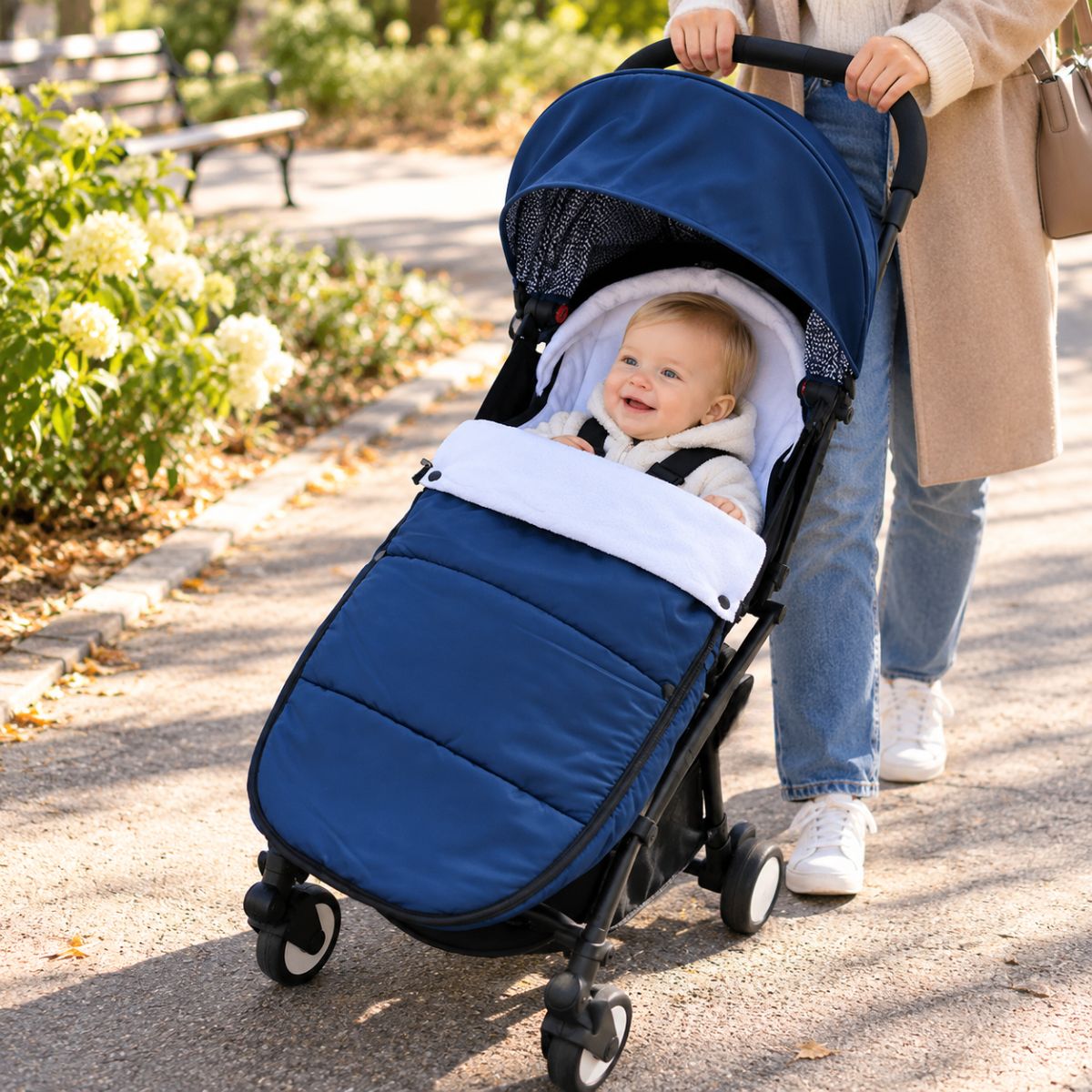 Chanceliere impermeable poussette bleu marine avec bébé installé pendant une balade au parc