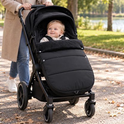 Chanceliere impermeable poussette Étanche noir avec bébé en balade près d’un lac