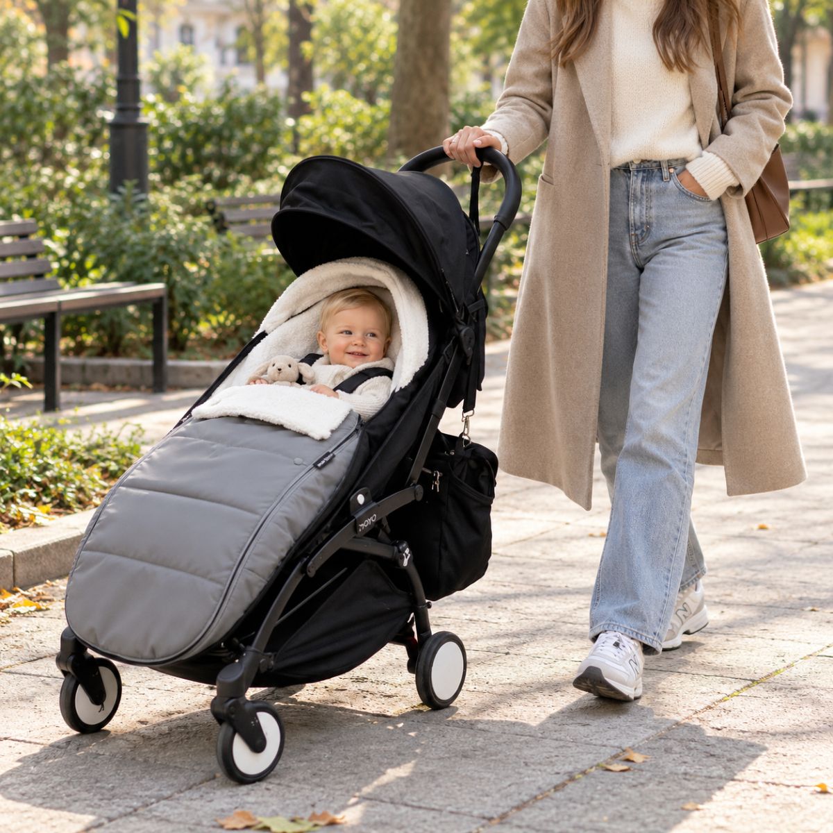 Chanceliere impermeable poussette gris avec bébé et doublure polaire pendant une balade