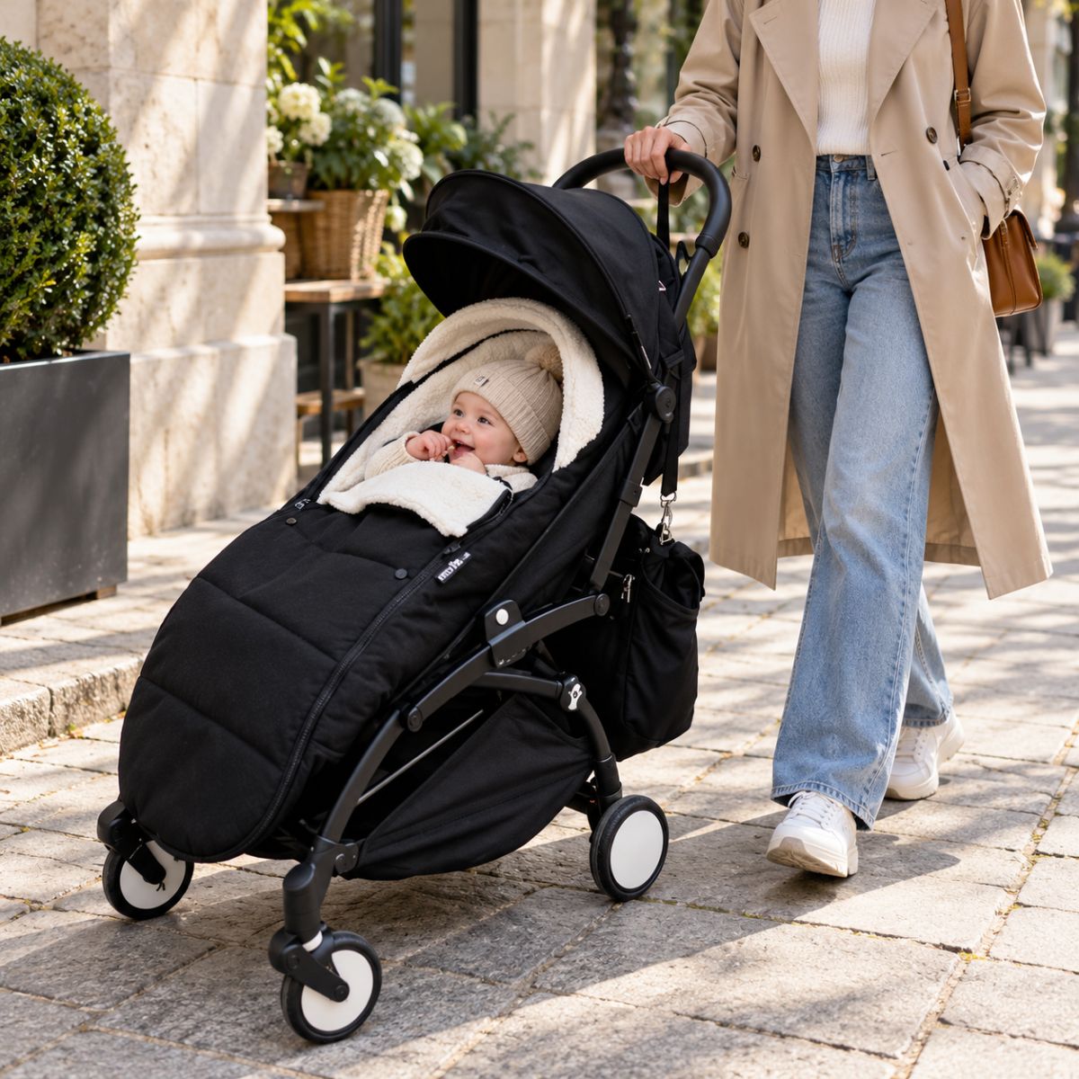 Chanceliere impermeable poussette noire avec doublure polaire pendant une balade extérieure