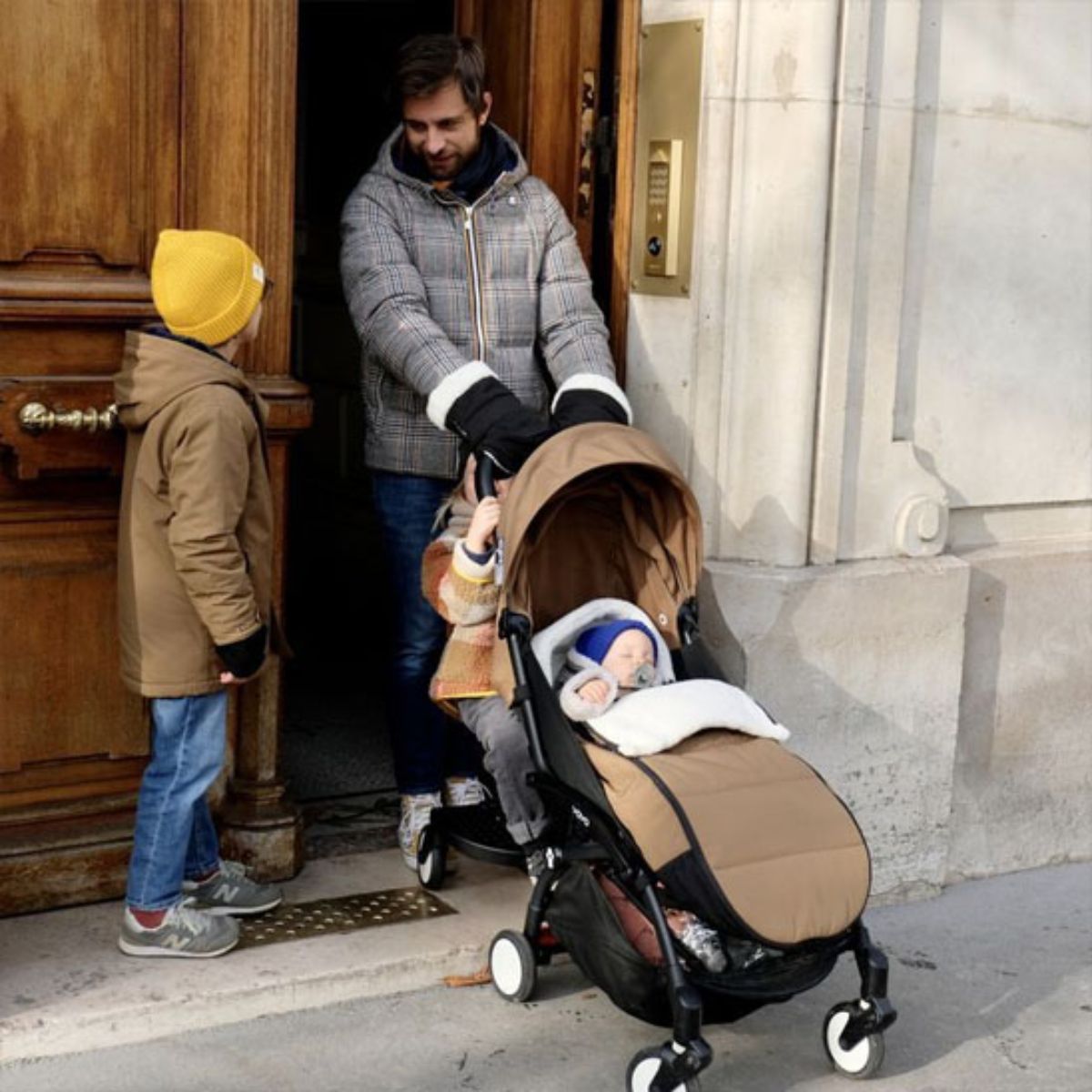 Chanceliere impermeable poussette toffee avec bébé installé lors d’une sortie extérieure