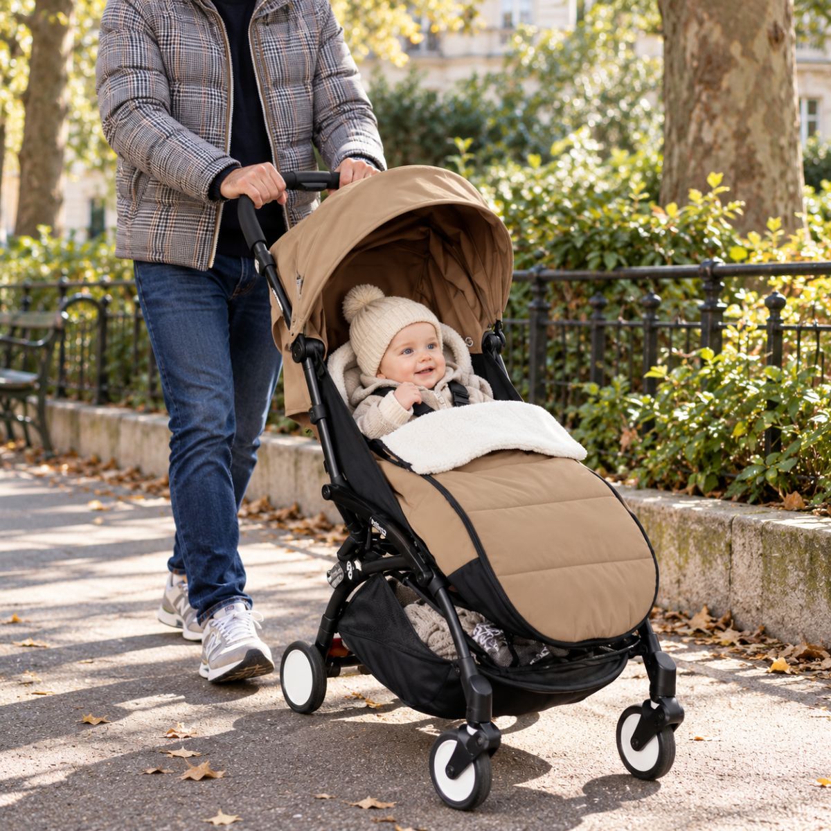 Chanceliere impermeable poussette toffee avec bébé en poussette pendant une balade au parc