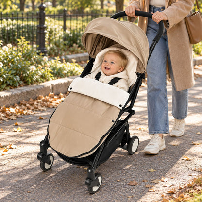 Chanceliere impermeable poussette toffee avec bébé en balade sur un chemin extérieur