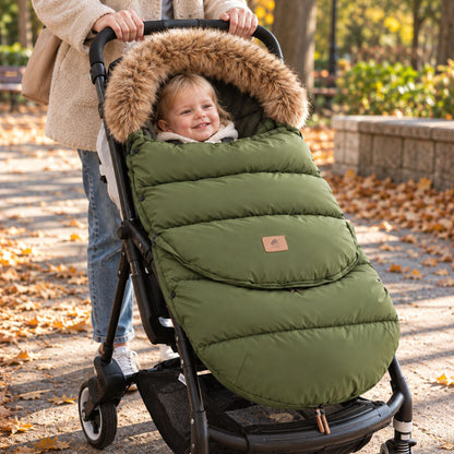 Chancelière poussette vert armée avec col effet fourrure, bébé installé avec sa maman lors d’une sortie en automne