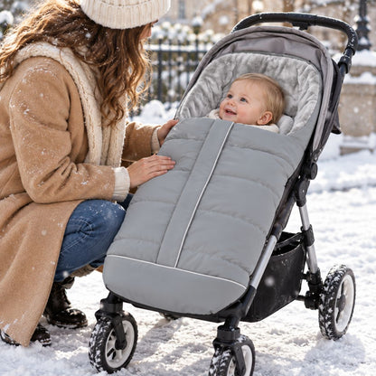 Chancelière poussette gris clair avec doublure polaire grise, bébé et maman pendant une sortie d’hiver
