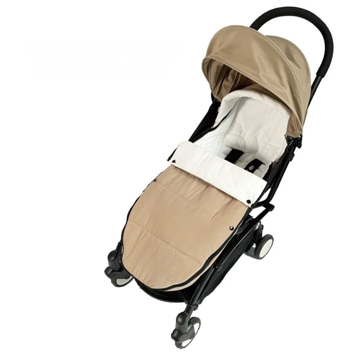 Chancelière poussette beige imperméable installée sur poussette noire avec intérieur blanc visible