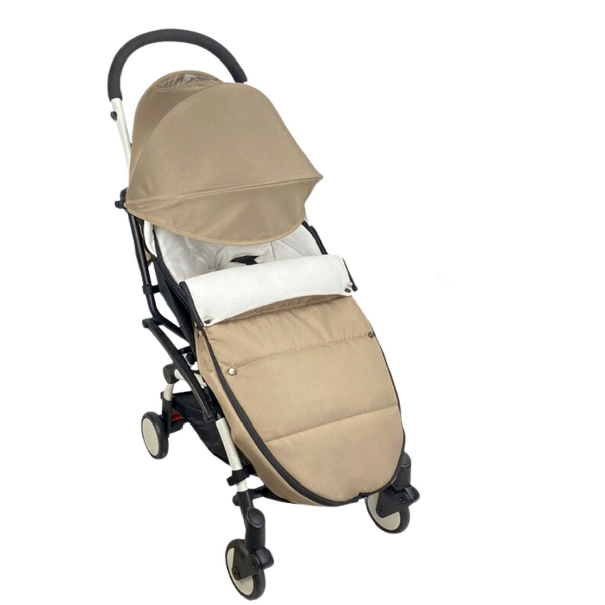 Chancelière poussette beige posée à plat avec capuche semi-ouverte