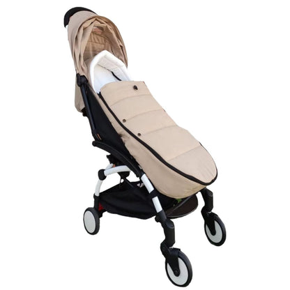 Chancelière poussette beige vue de trois quarts sur poussette blanche en extérieur