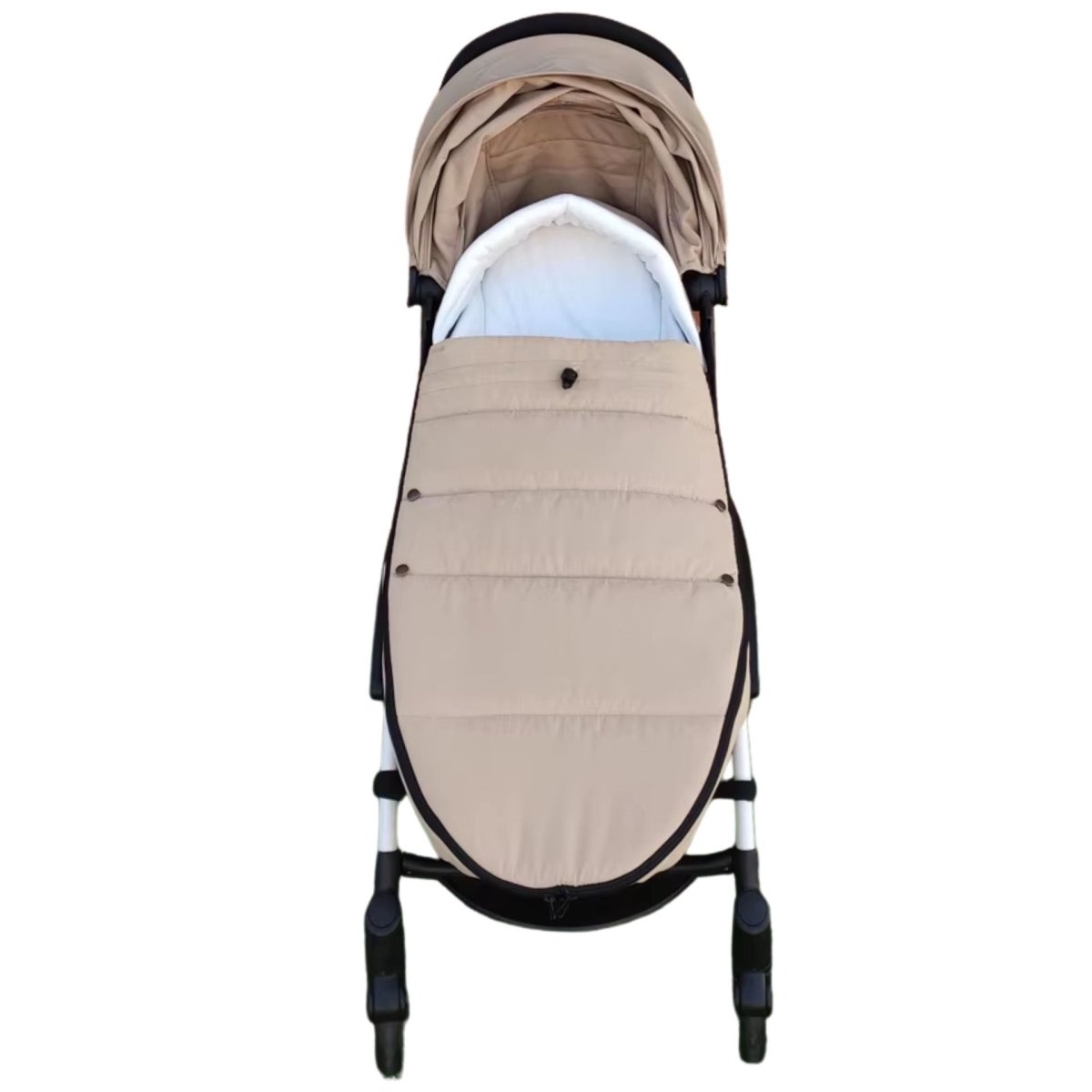 Chancelière poussette beige vue de face avec capote rabattue et tissu lisse