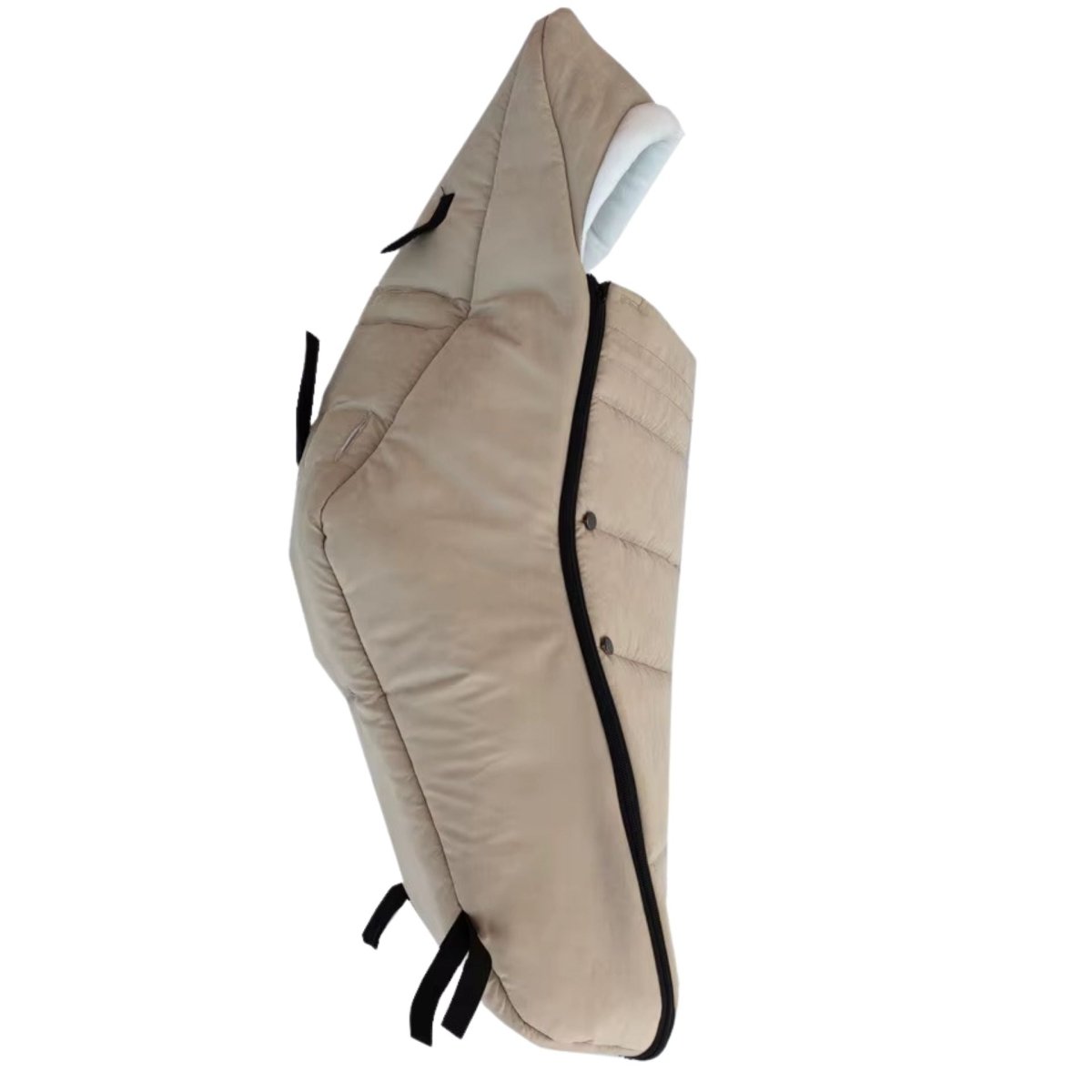 Vue latérale de la chancelière poussette beige montrant l’épaisseur du tissu isolant