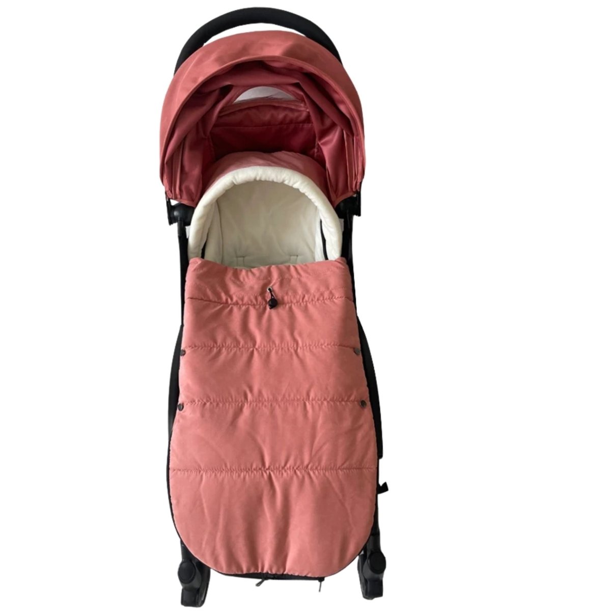 Chancelière poussette rose avec doublure blanche et capote relevée sur fond blanc
