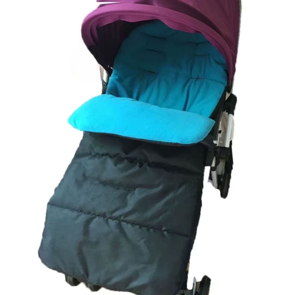 chancelière poussette bleue à intérieur soyeux installée dans une poussette à capote violette, vue oblique