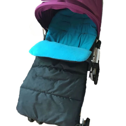 chancelière poussette bleue à intérieur soyeux installée dans une poussette à capote violette, vue oblique