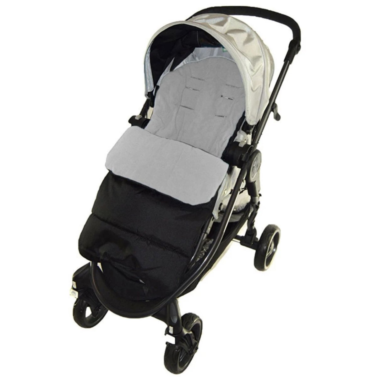 chancelière poussette grise dans une poussette, intérieur doux visible