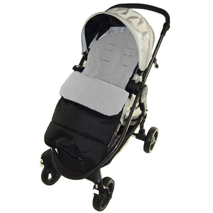 chancelière poussette grise dans une poussette, intérieur doux visible