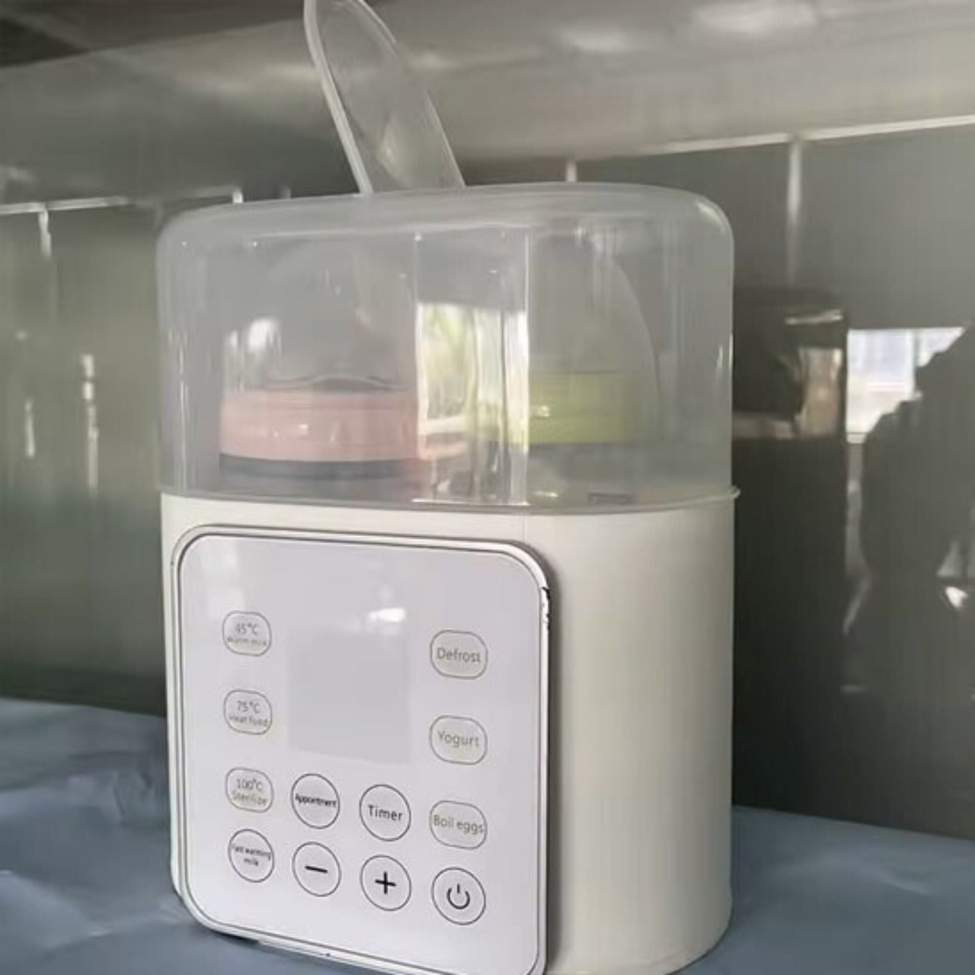 Chauffe biberon multifonction avec deux biberons sous couvercle transparent