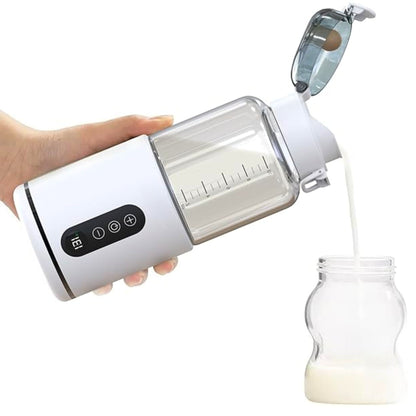 Chauffe biberon nomade versant du lait chaud dans un petit biberon