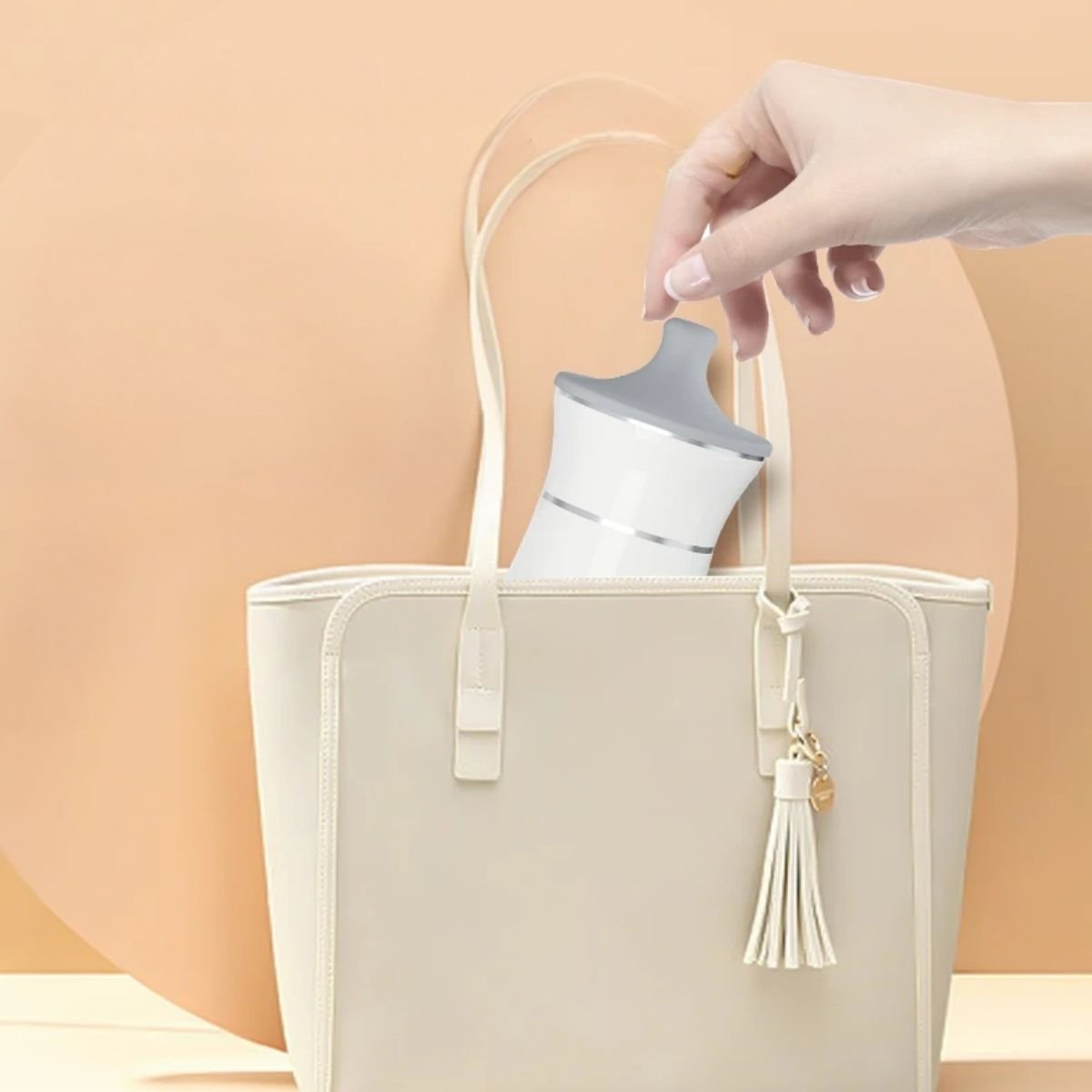 chauffe biberon nomade compact glissé dans un sac à main