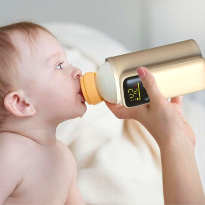 Chauffe biberon nomade utilisé pour nourrir un bébé, avec affichage digital visible sur le côté