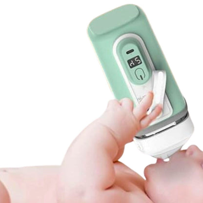 nourrisson allongé utilisant un chauffe biberon portable vert menthe pale avec affichage led