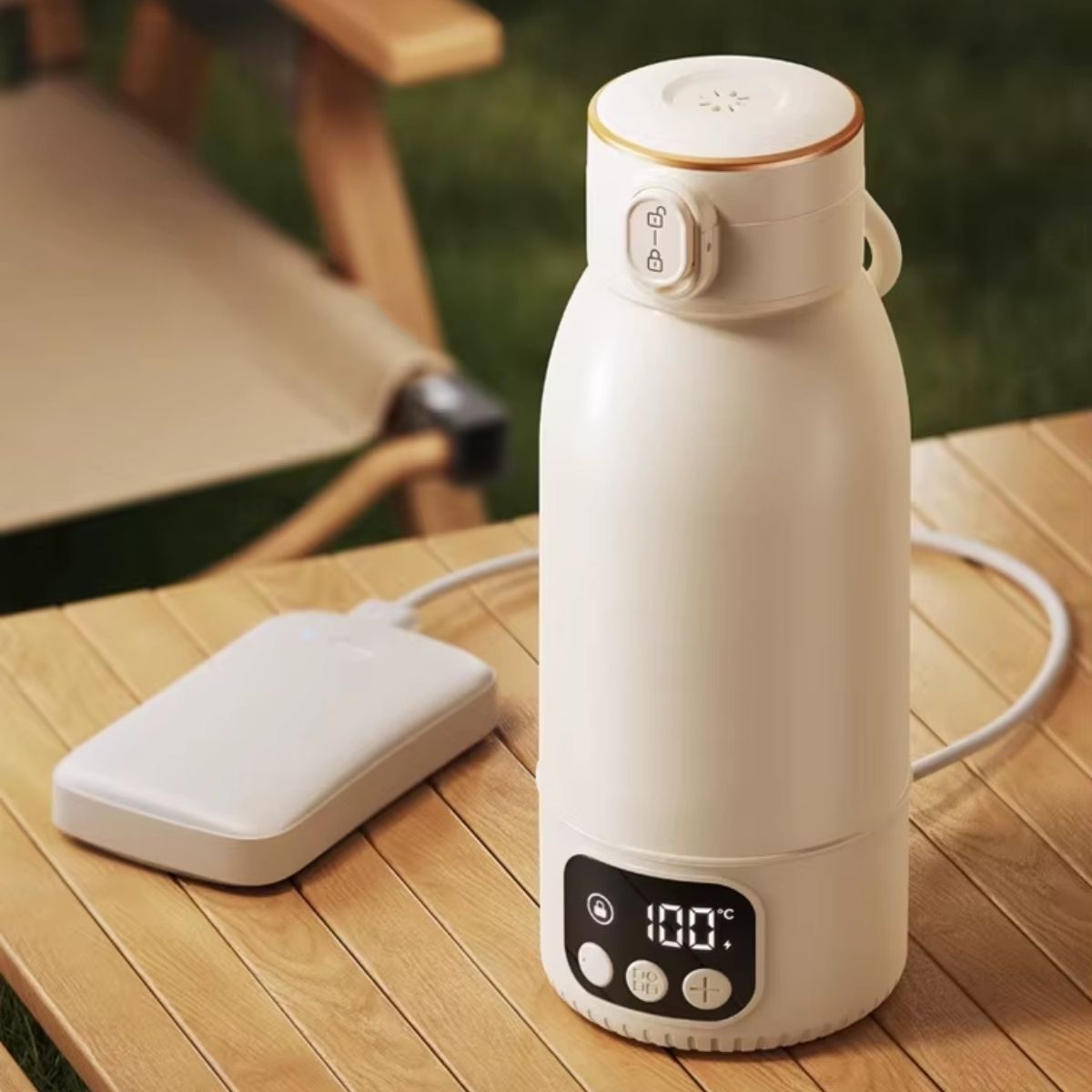 Chauffe biberon nomade branché par câble USB sur une batterie externe