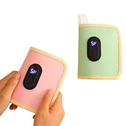 Deux chauffe biberons portables rose et vert pliés dans des mains