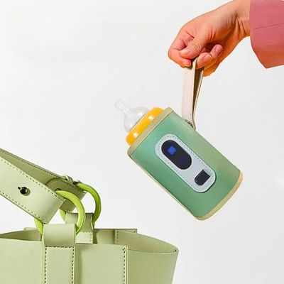 Chauffe biberon portable FastBottle vert, léger et compact, idéal pour les déplacements avec une recharge USB pratique