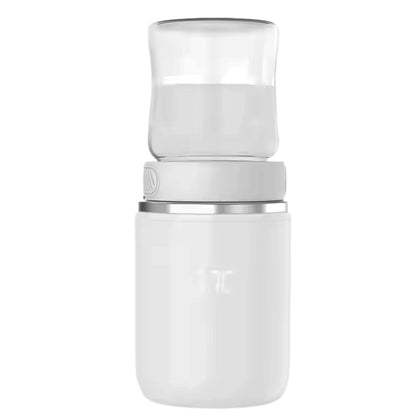 chauffe biberon usb blanc avec biberon installé sur le socle chauffant