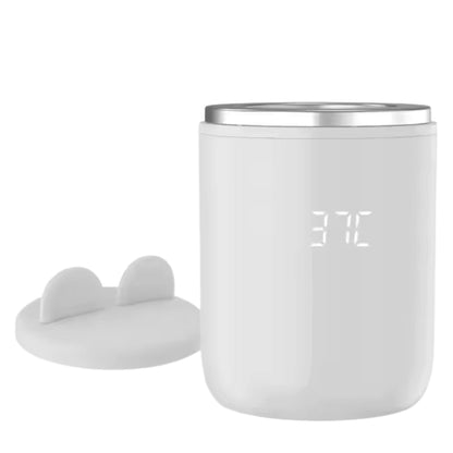chauffe biberon usb blanc avec couvercle posé à côté, affichage LED à 37°C