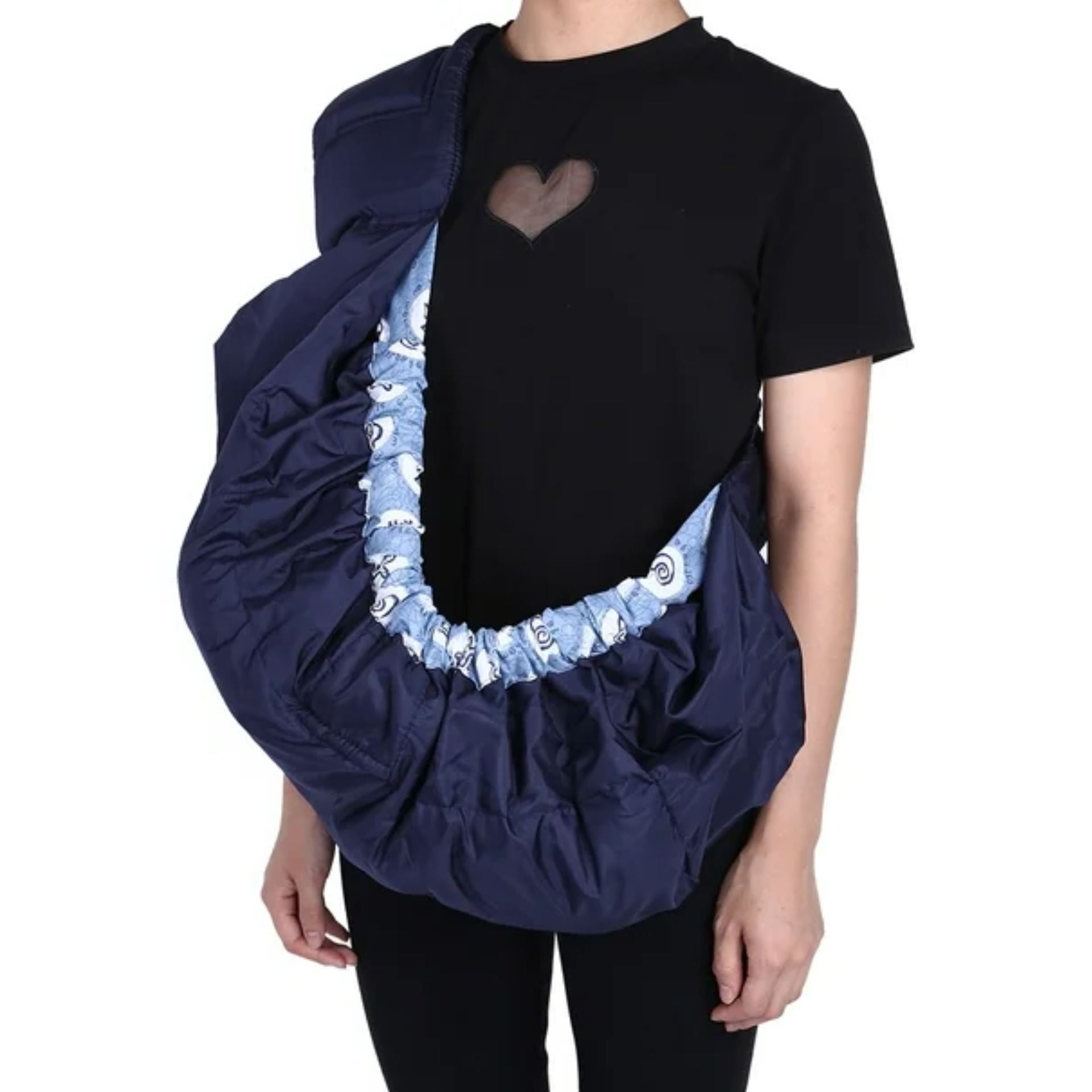 Echarpe de portage bleue avec bebe porte face au parent, offrant un contact rassurant et un soutien confortable pour nouveau-ne